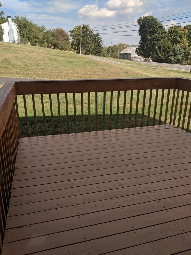 Building Photo - Luxury End-Unit Townhome in Cedar Point, North Harrisonburg!