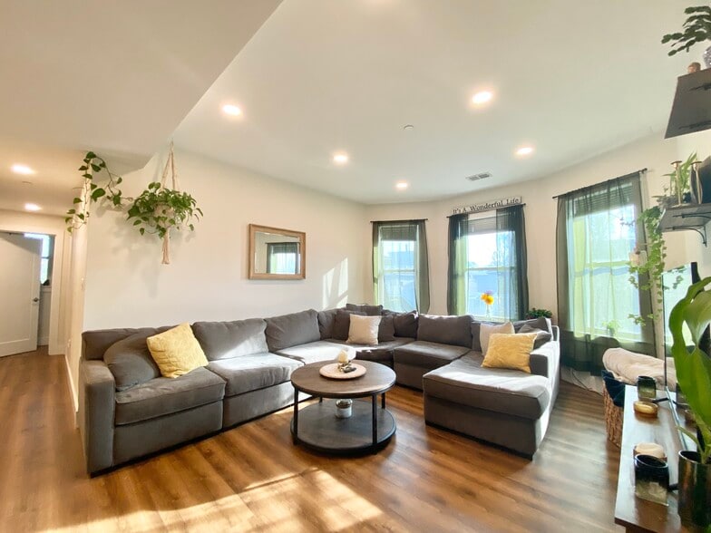 Building Photo - 843 Columbia Rd