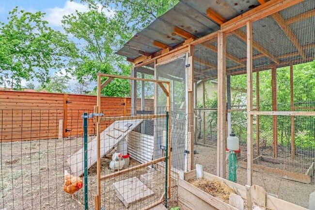 Building Photo - "Charming 3-Bed, 2-Bath Oasis on West Mistletoe Avenue – Spacious 1140 Sq Ft in San Antonio!"