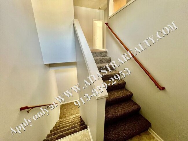 Building Photo - Beautiful Gardner Townhome-Available in MAY!!