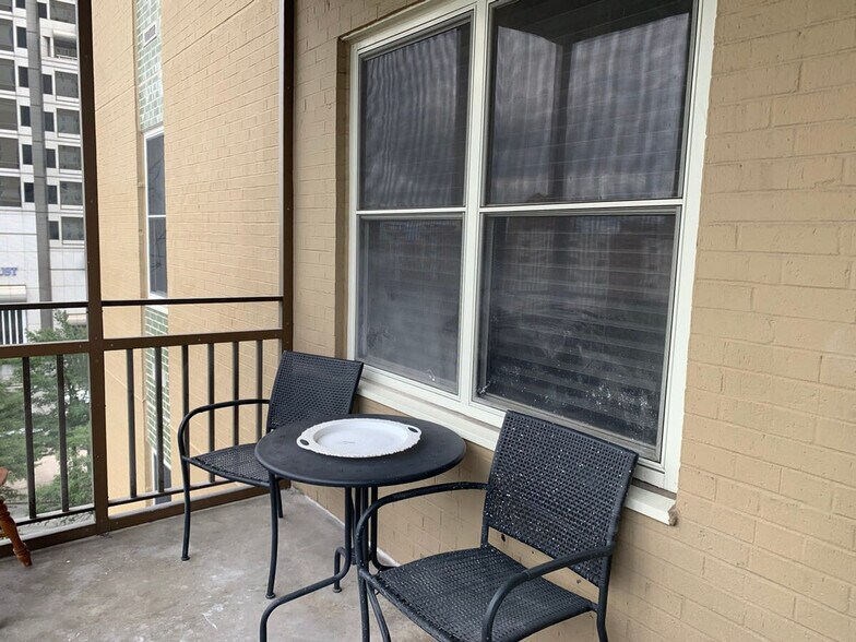 Building Photo - 300 W Peachtree St NW