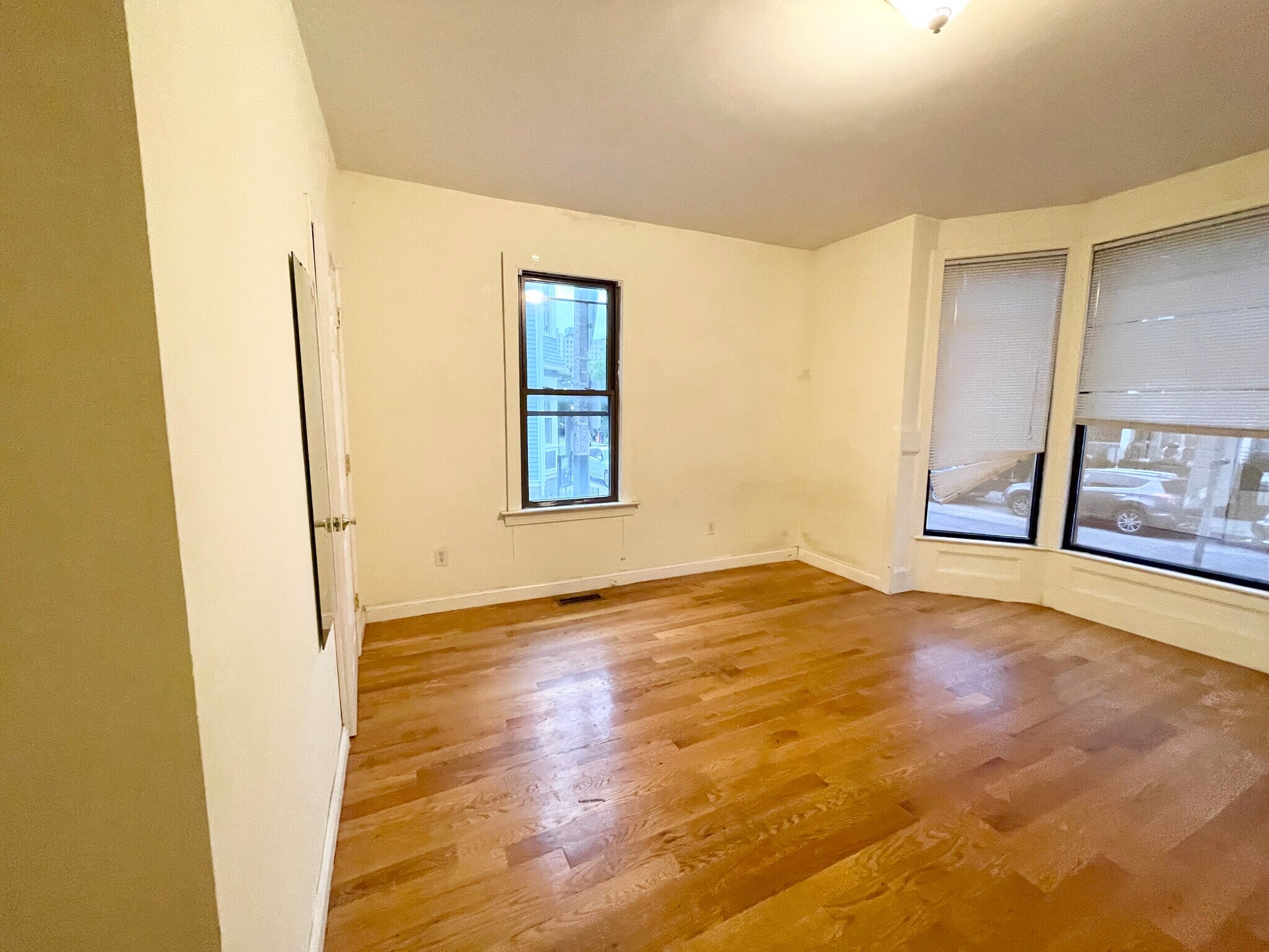 Building Photo - 1568 Tremont St