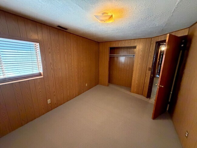 Building Photo - Spacious 4 Bed, 2 Bath Home with Fenced Yard