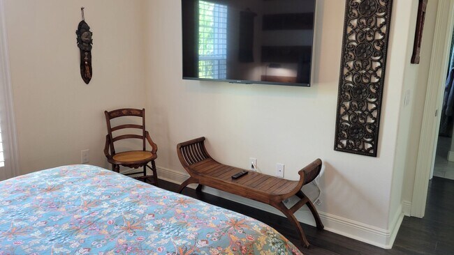 Building Photo - Seasonal stunning 5/5 pool home west of trail near Siesta Key!