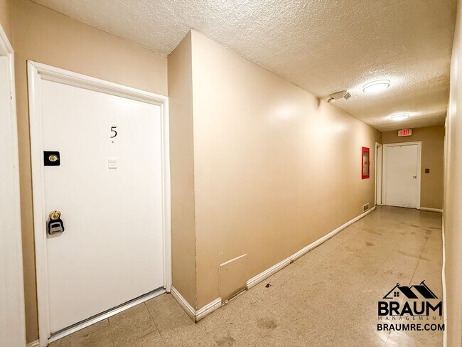 Building Photo - 5252 Hermitage Ave