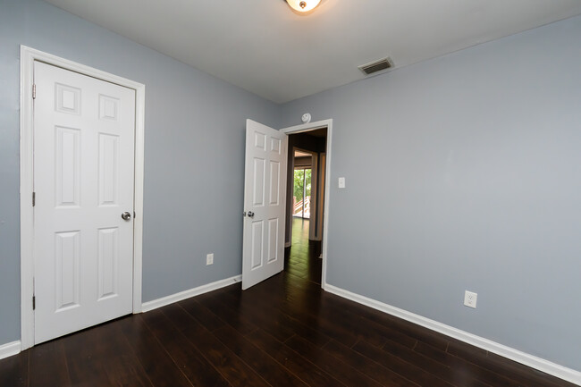 Building Photo - 4713 Belle Plaine Dr