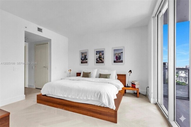 Building Photo - 1300 Brickell Bay Dr