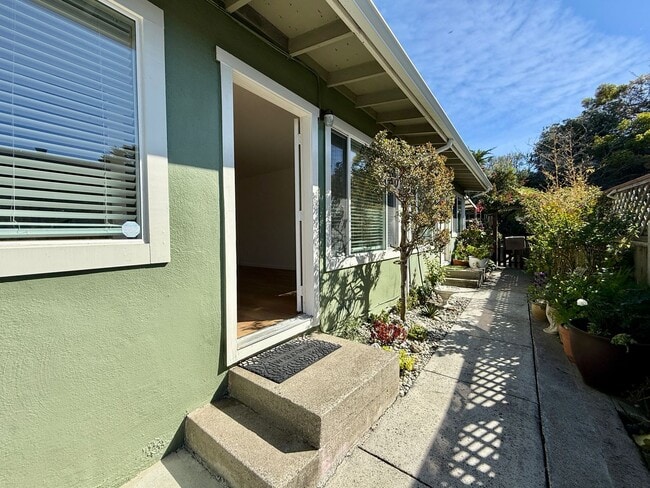 Building Photo - Refreshed 2 Bed/1-Bath Duplex Near Beach & Trails in Fairway Park