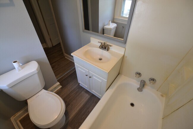 Building Photo - Updated, 3 bedroom, 2 bath home on treed lot in coveted Brownsfield Community