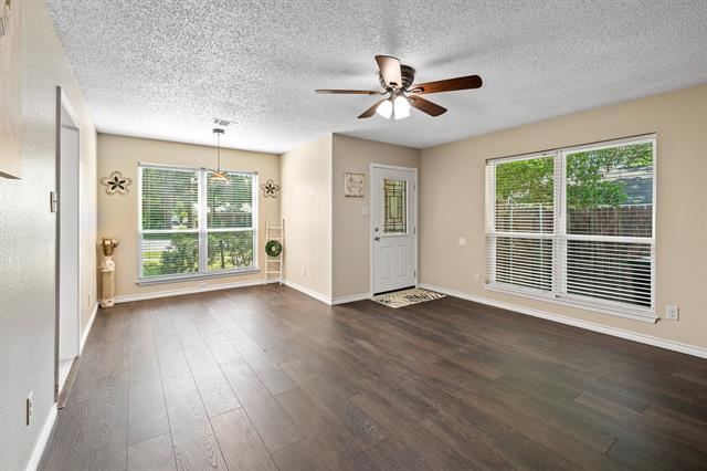 Building Photo - 721 Oakwood Ln