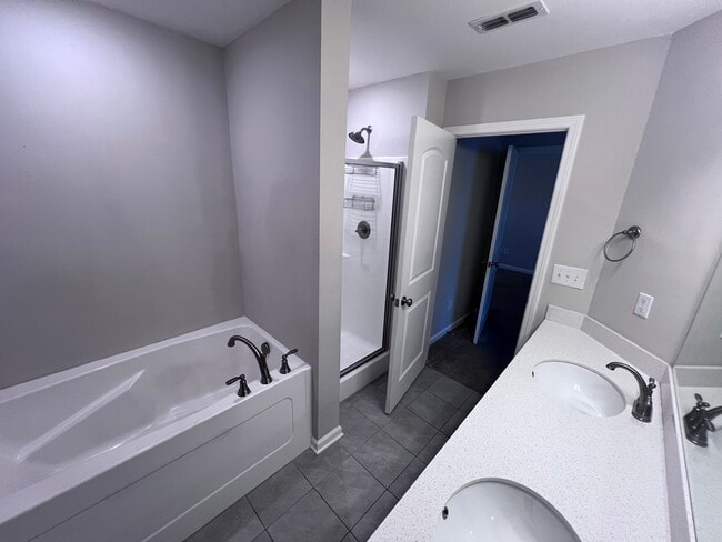 Building Photo - 3250 Clemons Cir