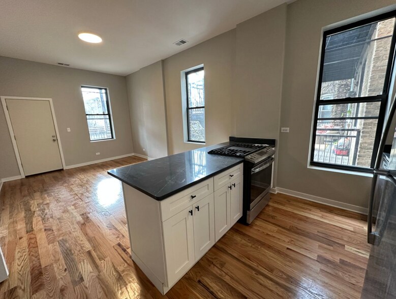 Building Photo - 3513 N Sheffield Ave