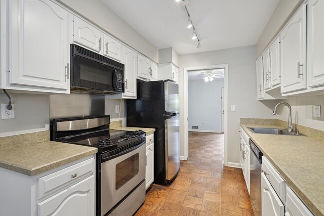 Building Photo - Available Now! Updated //3 Bedroom 2.5 Bat...