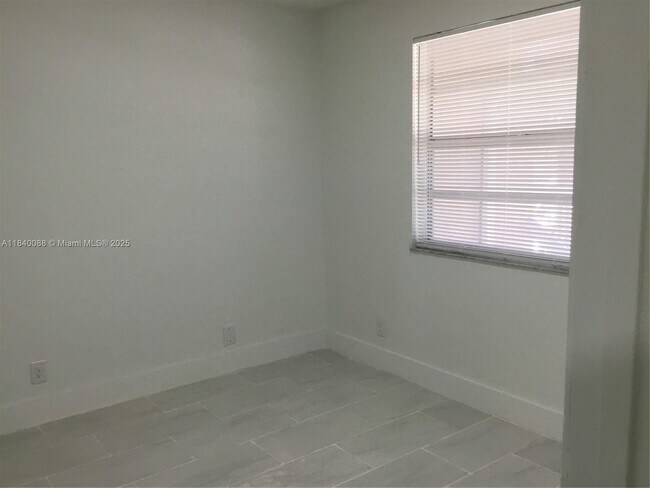 Building Photo - 9927 Twin Lakes Dr