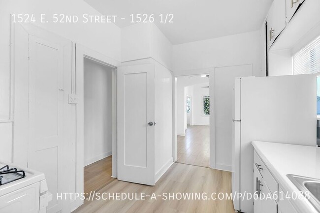 Building Photo - Newly updated beautiful upper 1 Bedroom + ...