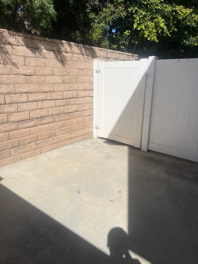 Building Photo - 12627 Oxnard St