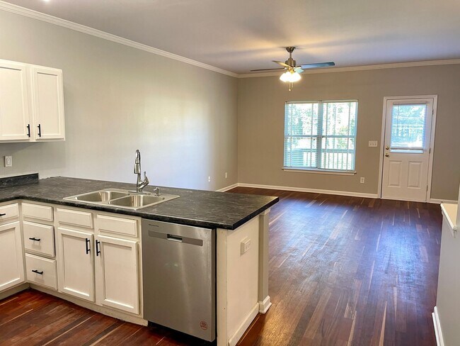 Building Photo - Welcome to this stunning 3-bedroom, 3-bathroom townhome located in the vibrant city of Atlanta, GA.