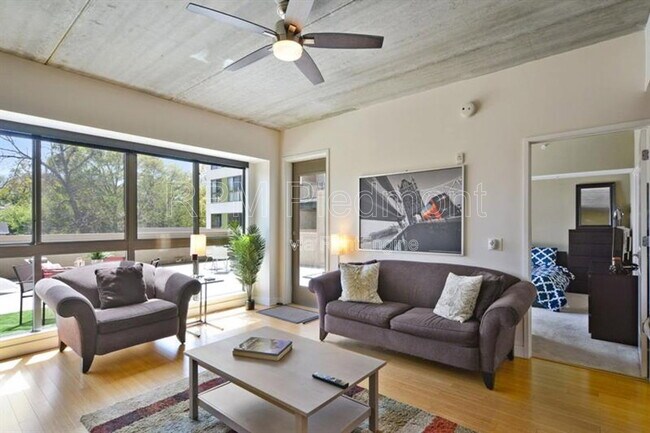 Building Photo - 563 Memorial Dr SE