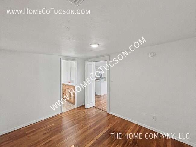 Building Photo - 713 N Erin Ave