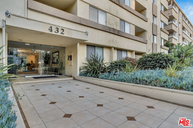 Building Photo - 432 N Palm Dr