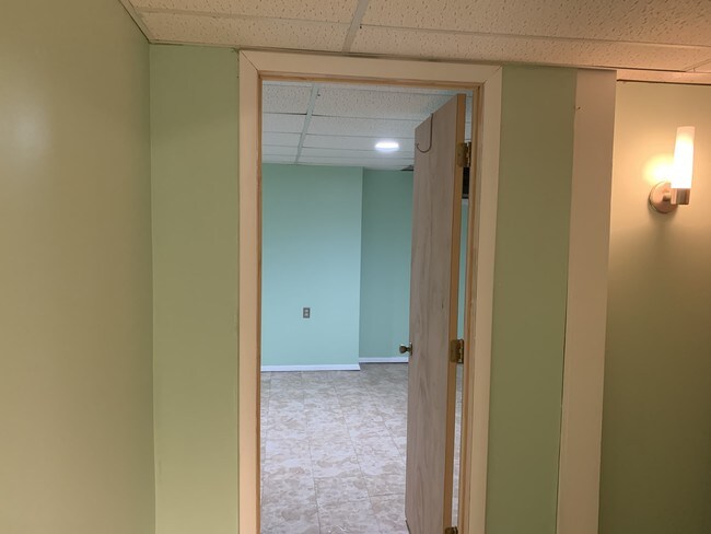 Building Photo - 64 Bond St