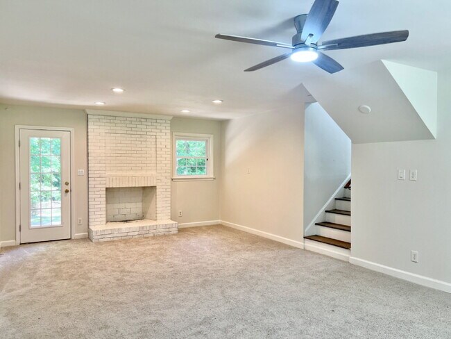 Building Photo - SPACIOUS 4 BEDROOM CLOSE TO MATTHEWS!