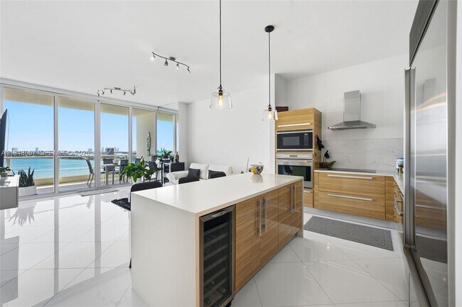 Building Photo - 2020 N Bayshore Dr