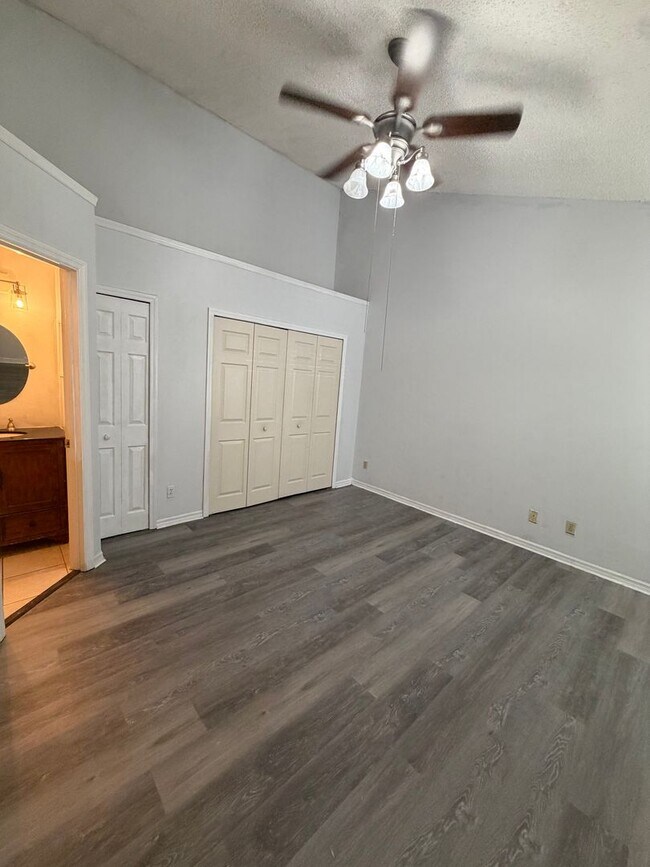 Building Photo - 645 Stafford Terrace