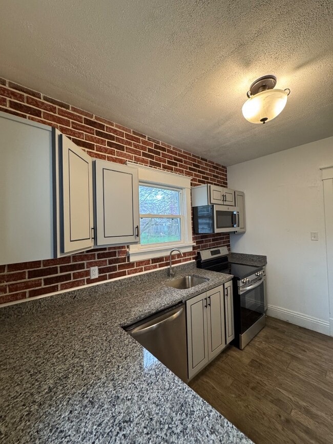 Building Photo - 536 W 4th St