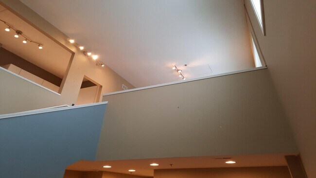 Building Photo - Elevate Your Lifestyle, Stunning 3-Bedroom Loft in Evanston