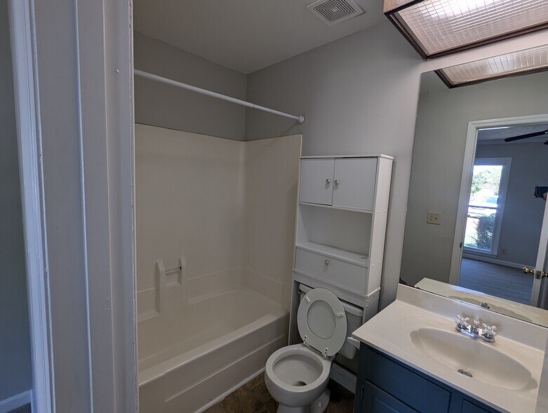 Primary bathroom - 1528 Stone Hill Rd