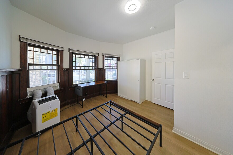 Building Photo - 3525 S Budlong Ave