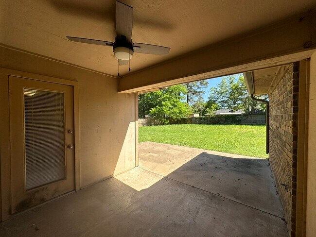 Building Photo - Charming 3 Bedroom in Flint!