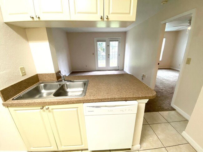 Building Photo - 2550 N Alafaya Trail