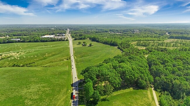 Building Photo - Brick 2-Bedroom Home Close to Farmville an...