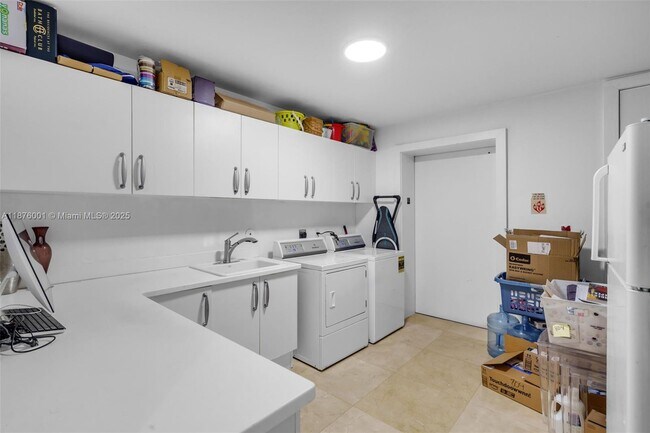 Building Photo - 5959 Collins Ave