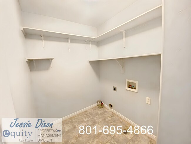 Building Photo - 910 James Cir