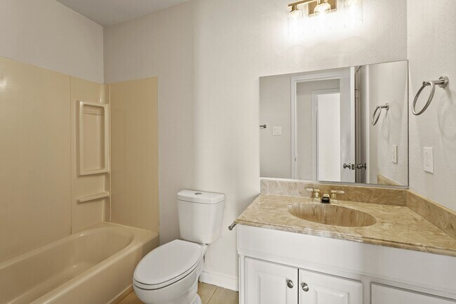 Building Photo - 1426 Ashwood Dr