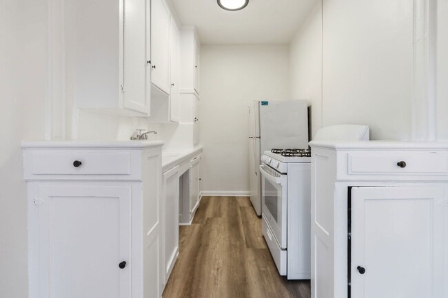 Building Photo - 724 S Mariposa Ave