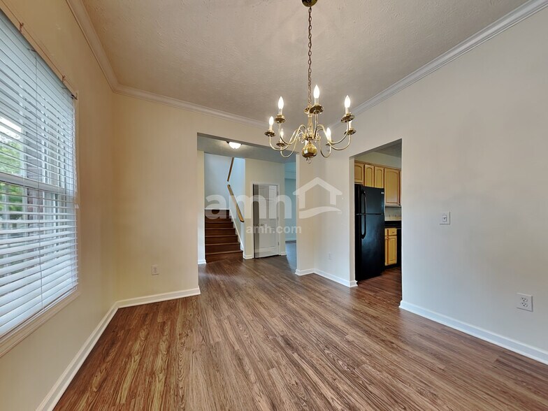 Building Photo - 551 Montgomery Dr