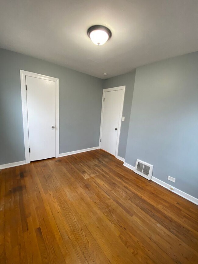 Building Photo - HOUSE FOR RENT IN LANSING !!