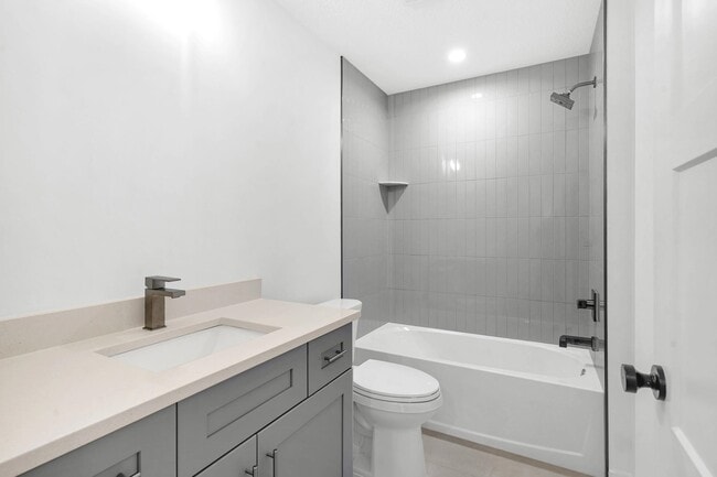 Building Photo - 972 W 9th St