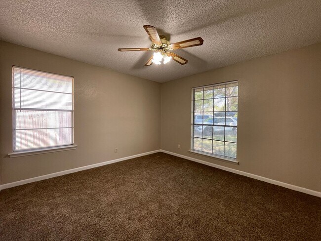 Building Photo - COMING SOON 3 BEDROOM 2.5 BATH SPACIOUS HO...