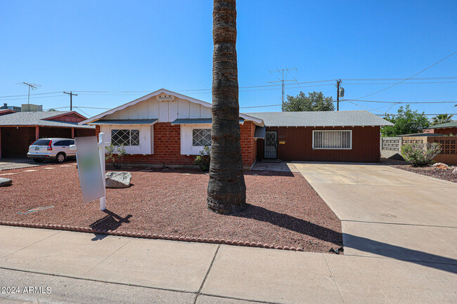 Building Photo - 4031 W Ocotillo Rd