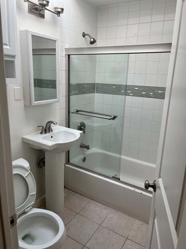 Building Photo - G4 | (M&amp;R) 412-414 &amp; 416 E Street