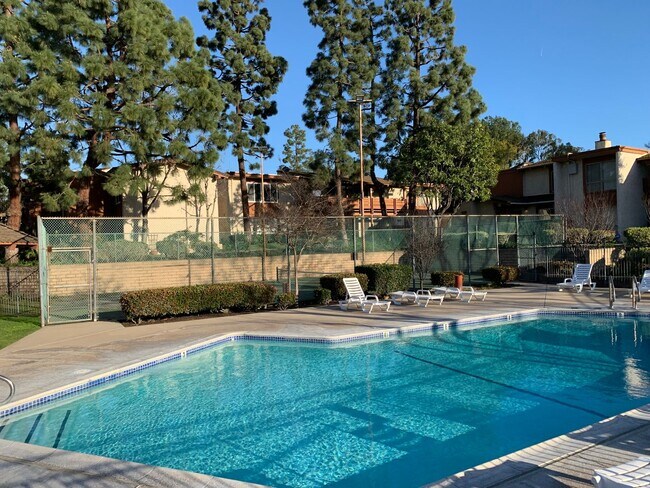 Building Photo - 2 Bedroom Condo for Lease in Desirable Long Beach Community