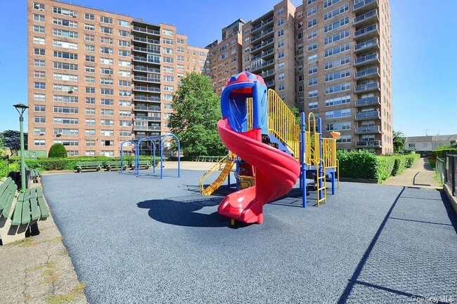 Building Photo - 61-20 Grand Central Pkwy