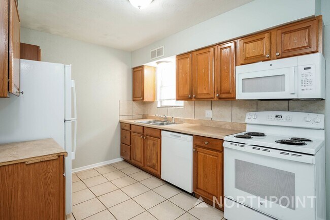 Building Photo - 3 BR/1.5BA | Updated Single Family Home | Front yard |In Hurst!