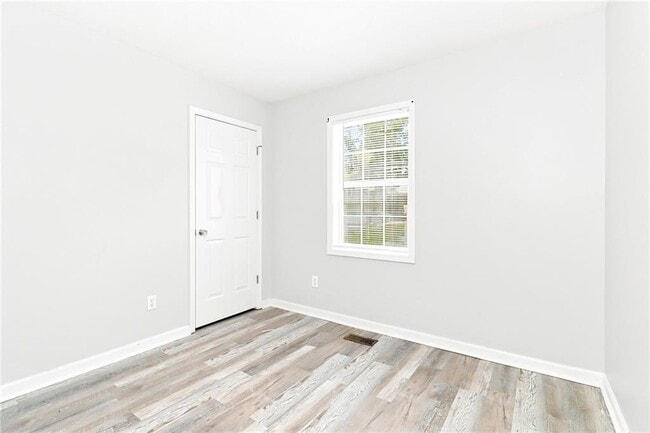 Building Photo - 229 Hampton Dr