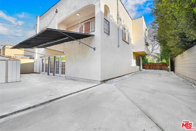 Building Photo - 743 N Las Palmas Ave